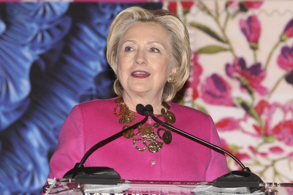 Hillary Clinton heizt die Gerüchte um ein politisches Comeback an. (Bild: Greg Allen/Invision/AP)