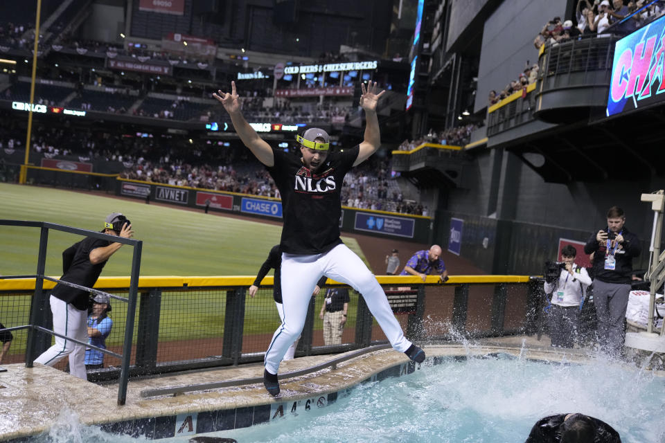 Ryne Nelson, lanzador de los Diamondbacks de Arizona, salta a la piscina luego de eliminar a los Dodgers de Los Ángeles en la serie divisional de la Liga Nacional, el miércoles 11 de octubre de 2023 (AP Foto/Rick Scuteri)