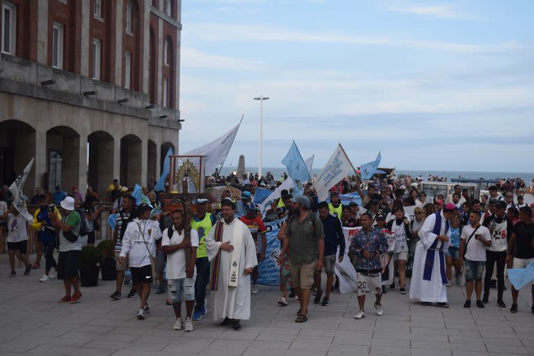 Procesión de un centro barrial de los Hogares de Cristo en Mar del Plata