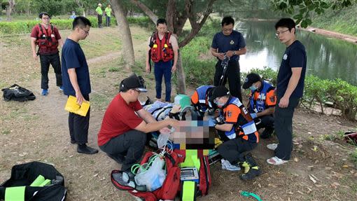 消防隊員將人救起時，李男已無呼吸心跳。（圖／翻攝畫面）