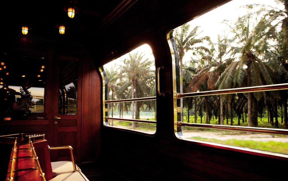 Το Eastern & Oriental Express προσφέρει ένα πολυτελές κουκούλι από το οποίο μπορείτε να παρακολουθήσετε τον κόσμο να περνάει