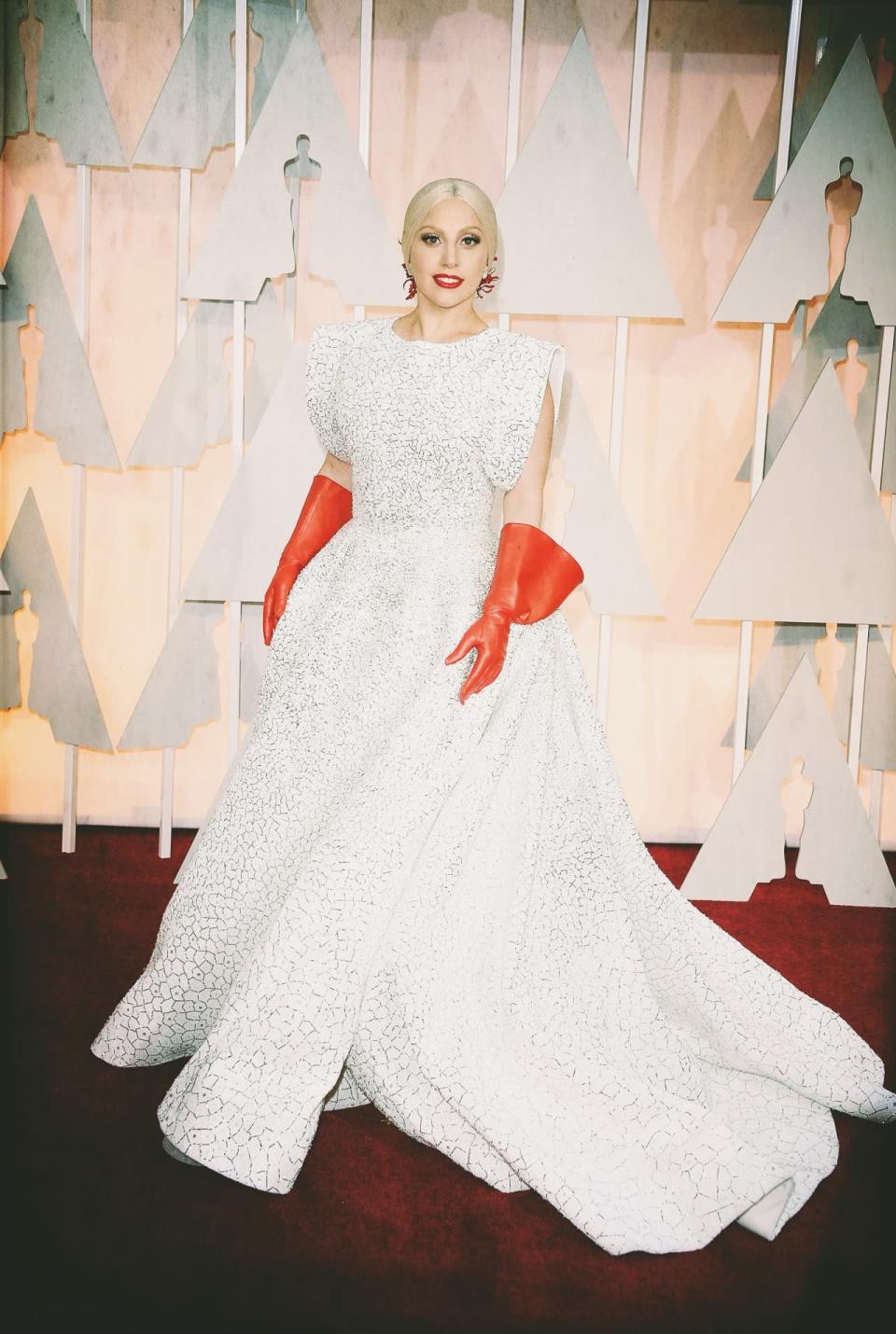 Lady Gaga wears a white Azzedine Alaïa dress at the 2015 Academy Awards.