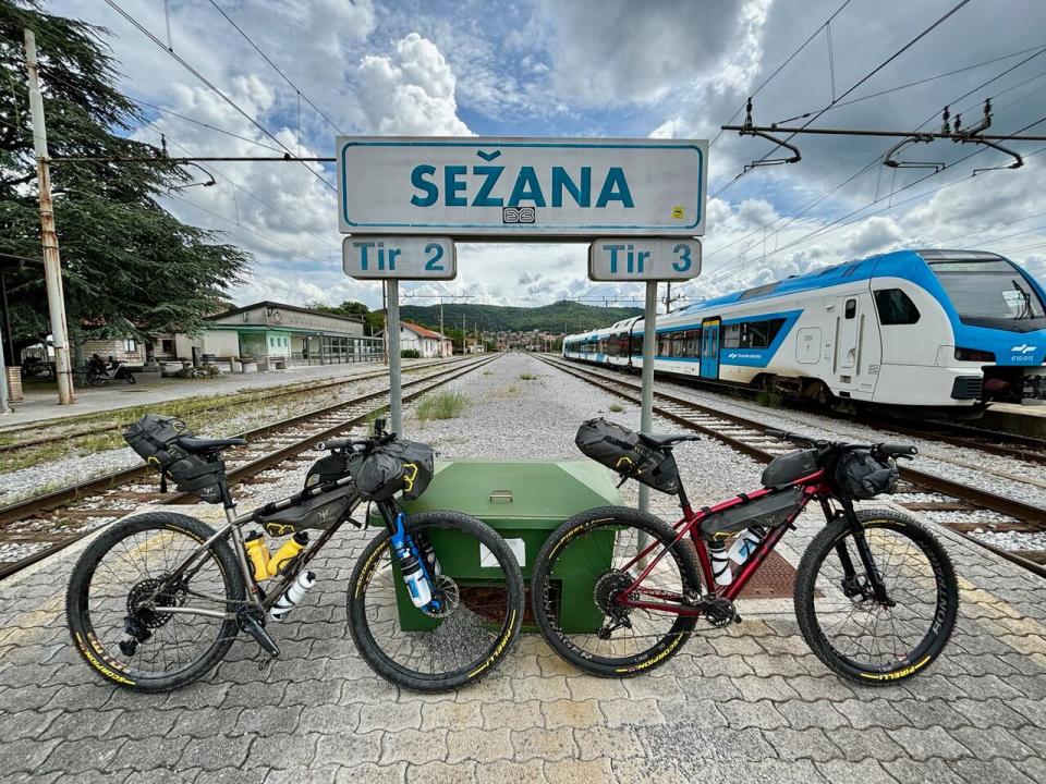 Landine and Cook's bikes are seen clean and fully intact at the very beginning of the race in Sezana, Slovenia, before mud and mechanical issues took hold. 