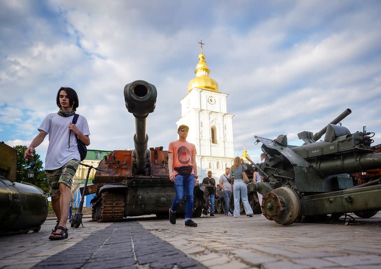 Transeúntes miran el equipo de guerra ruso destruido en el Monasterio de San Miguel, en el centro de Kiev. Photo: Kay Nietfeld/dpa