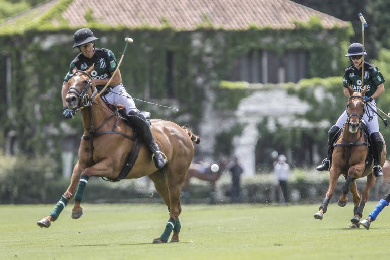 Otro cogote de Ulloa, que a pesar de ser número 2 cometió una única falta, y en el chukker final del partido en la cancha 5 de Tortugas.