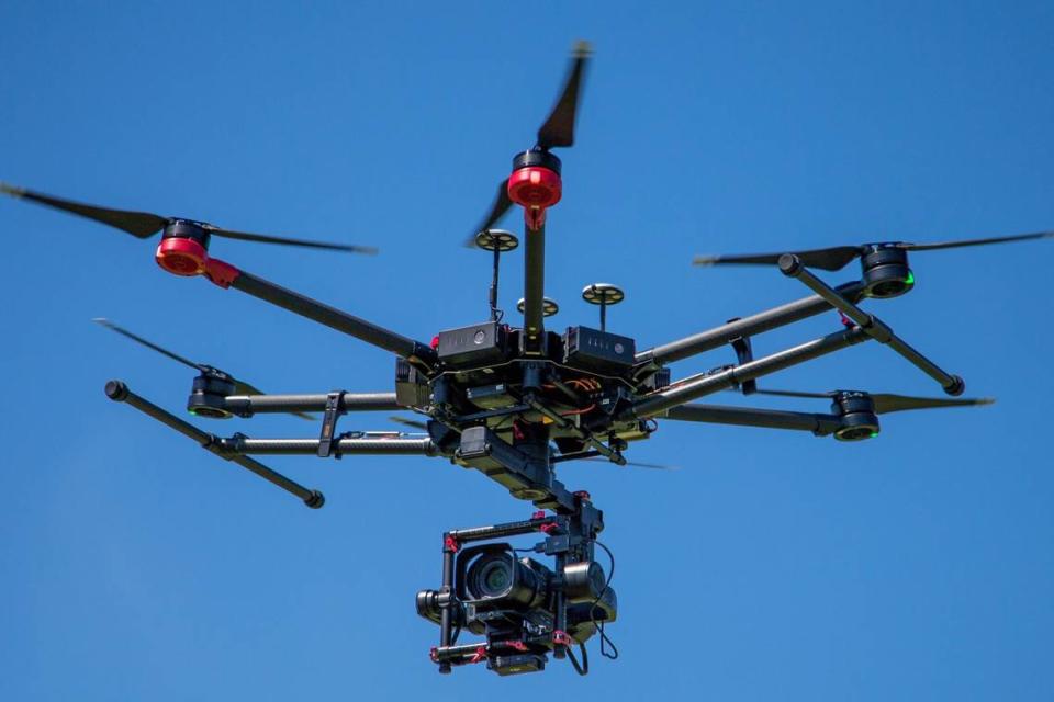 Dronenerds, una empresa que proporciona servicios de fotografía aérea y entrenamiento de vuelo para operadores de drones, repasa un vuelo de demostración usando un DJI Matrice 600 sobre la Escuela Intermedia Miami Palmetto, durante el Drone Fest, el 2 de junio de 2018.