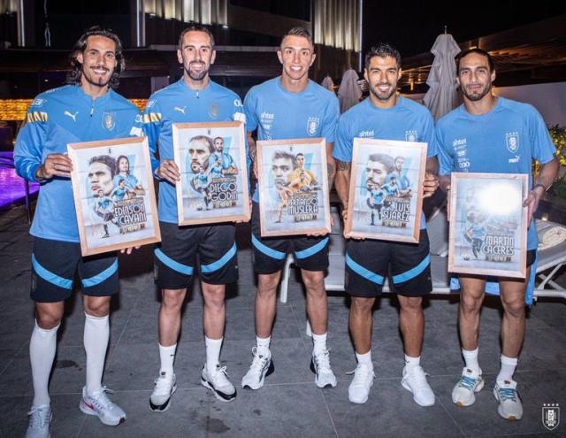 Selección Uruguaya on X: 📸 𝗟𝗮 𝗳𝗼𝘁𝗼 Los once que hoy representan  tres millones. #ElEquipoQueNosUne  / X