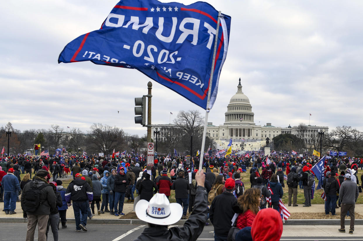 Partidarios del entonces presidente Donald Trump se aproximan al Capitolio, en Washington, el 6 de enero de 2021. (Kenny Holston/The New York Times)
