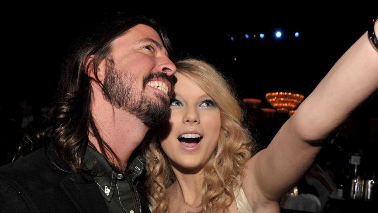  Dave Grohl and Taylor Swift in 2008. 