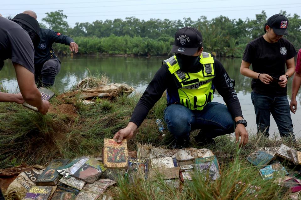 Kelantan police raided three houses believed to be residences of the senior management families of Global Ikhwan Service & Business Holdings (GISBH) Sdn Bhd and seized various books and documents buried along the riverbank in Kampung Panji September 21, 2024. — Bernama pic