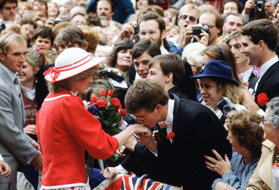 <p>Los rumores aseguraban que la reina Isabel II estaba muy preocupada por la juventud y timidez de su nuera. Contra todo pronóstico, se ganó el cariño de la gente y fue muy alabada por la prensa. Un ejemplo de su éxito es esta imagen, tomada el 14 de abril en Melbourne, en la que un ciudadano besa su mano. (Foto: Tim Graham Photo Library / Getty Images)</p> 