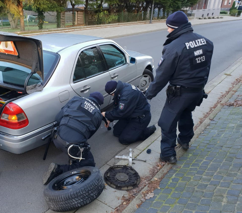 Beherzt wechselten Polizisten in Witten einem Senior den Reifen. (Bild: Polizei Bochum)