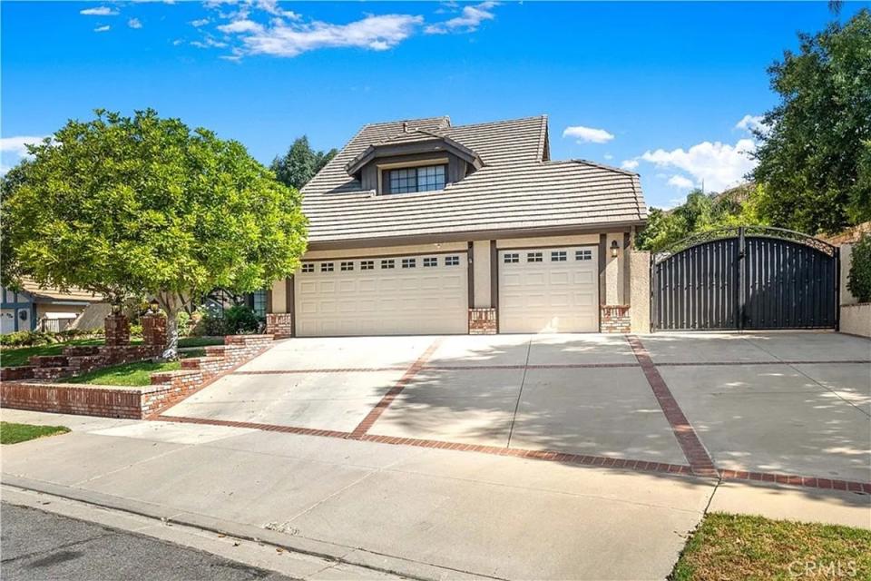 The house in Simi Valley used in Poltergeist, photo of the garage door.