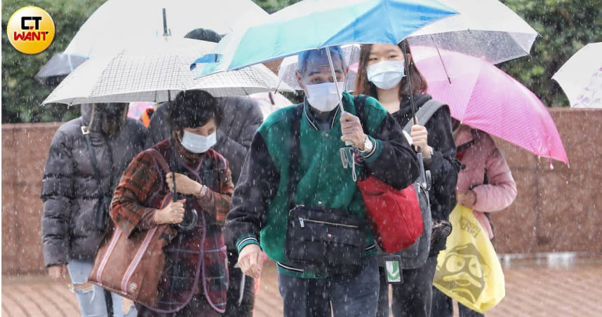 由於鋒面通過，各地降雨機率增加。（示意圖／趙文彬攝）