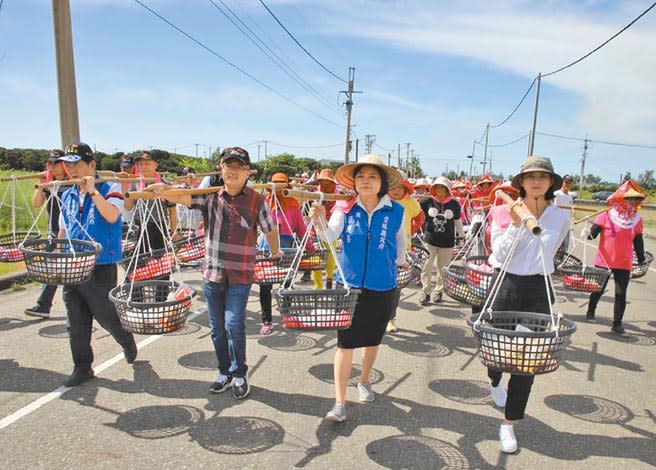 雲林縣長張麗善（前右二）參加口湖鄉「牽水狀文化祭」的「挑飯擔祭祖靈」儀式，撫今追昔思考環境與人的課題。（張朝欣攝）