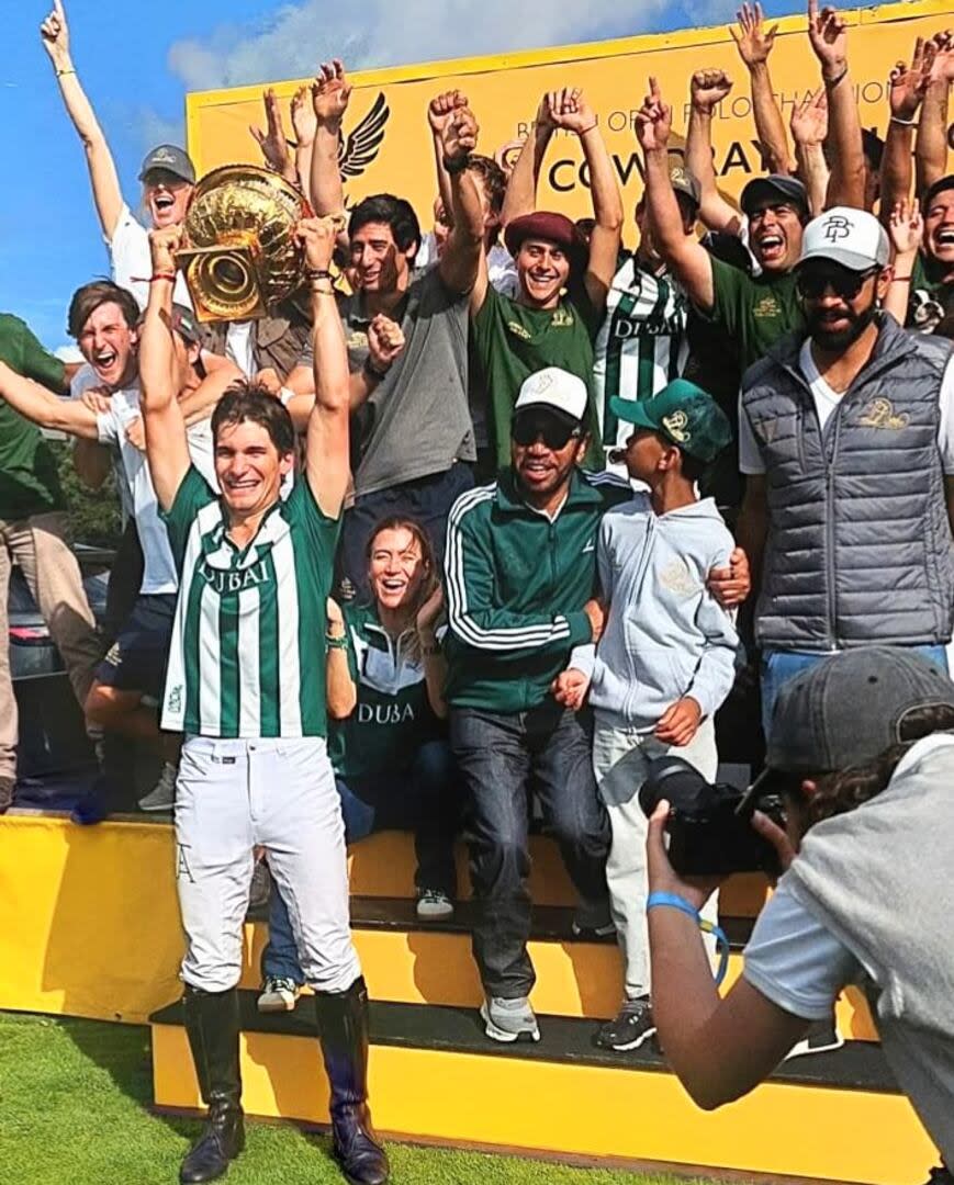 Camilo Castagnola con la Gold Cup, la segunda que gana con Dubai