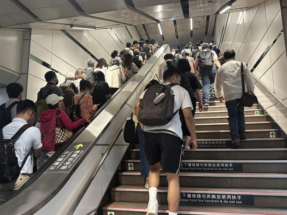 台灣高鐵5日下午發生電力系統跳電，導致號誌異常，影響多車次運行。旅客出站尋求轉搭其他交通工具返鄉。   圖：民眾提供