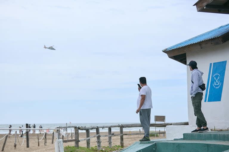 Los hijos y familiares de Ramón Román esperan novedades afuera de la sede de Prefectura en Pinamar