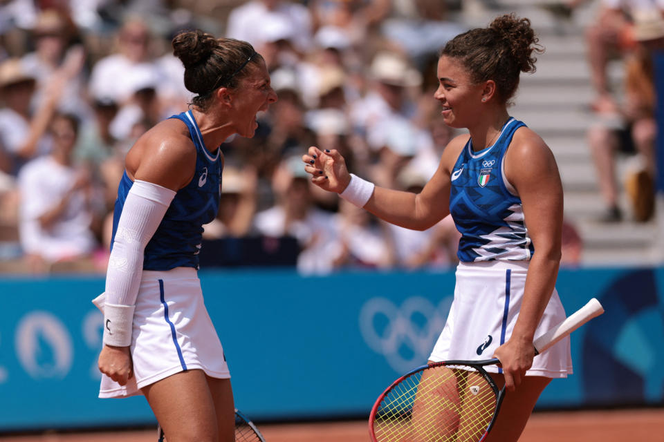 Las italianas Jasmine Paolini y Sara Errani tras ganar un partido contra las jugadoras británicas. REUTERS/Claudia Greco