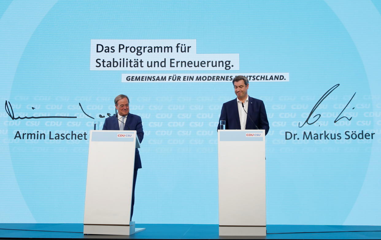 Armin Laschet und Markus Söder unterzeichnen das gemeinsame Wahlprogramm (Bild: REUTERS/Michele Tantussi/Pool)