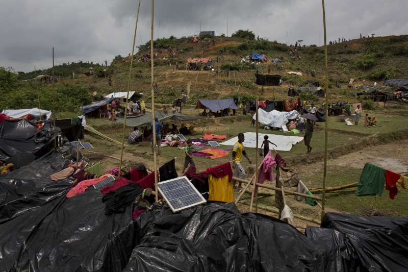 湧入孟加拉、搭起簡陋帳篷的羅興亞難民。（美聯社）