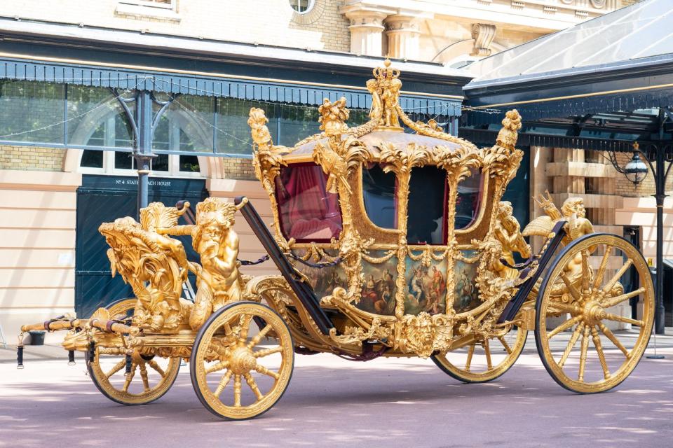 Nach der Krönung fahren Charles III. und Königin Camilla in der mehr als 260 Jahre alten und weitaus weniger komfortablen Gold Stage Coach zurück zum Buckingham Palace. Queen Elizabeth II. beschrieb ihre Fahrt darin zur Krönung einst als "schrecklich": Die sieben Meter lange, vergoldete Kutsche wiegt fast vier Tonnen. Sie wird von acht Pferden gezogen und sei "überhaupt nicht zum Reisen geeignet". "Sie ist nur auf Leder gefedert", sagte Elizabeth II., und "nicht sehr bequem". (Bild: 2022 Dominic Lipinski - Pool / Getty Images)