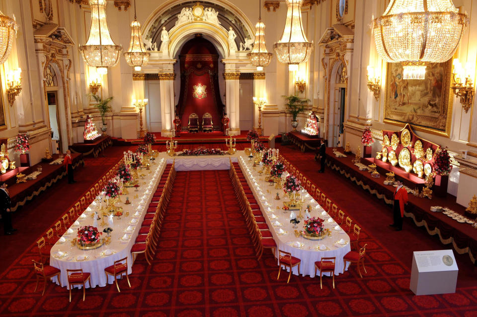 An den realen Schauplätzen wie hier dem Ballsaal des Buckingham Palace erhielt die Serienproduktion keine Drehgenehmigung. 