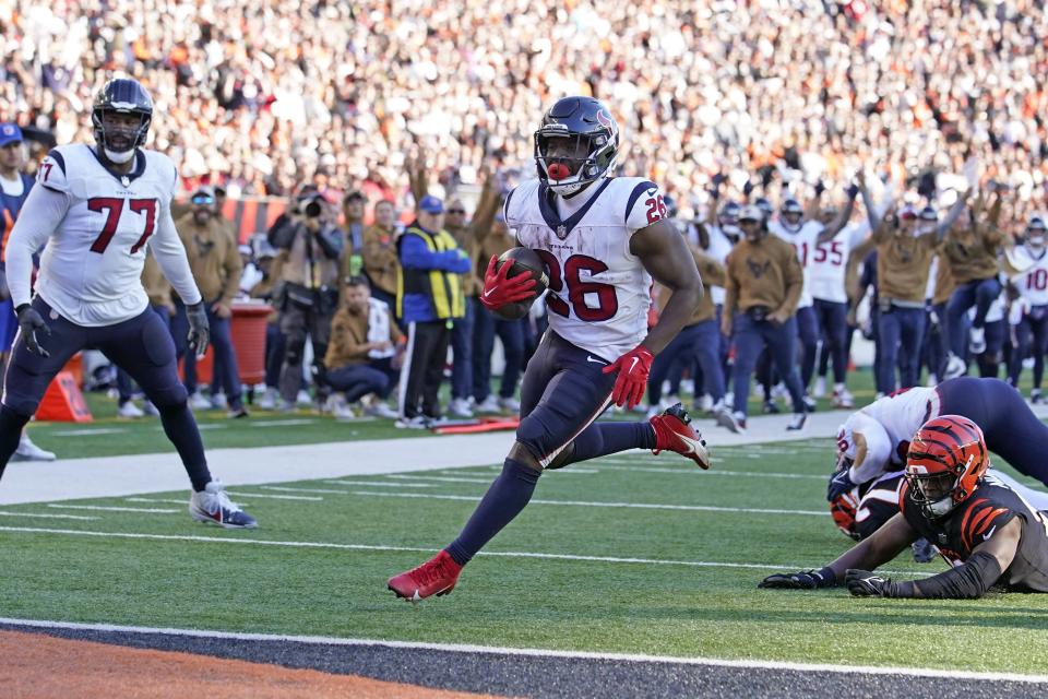 Houston Texans running back Devin Singletary (26) runs for a touchdown against the Cincinnati Bengals during the second half of an NFL football game Sunday, Nov. 12, 2023, in Cincinnati. (AP Photo/Michael Conroy)