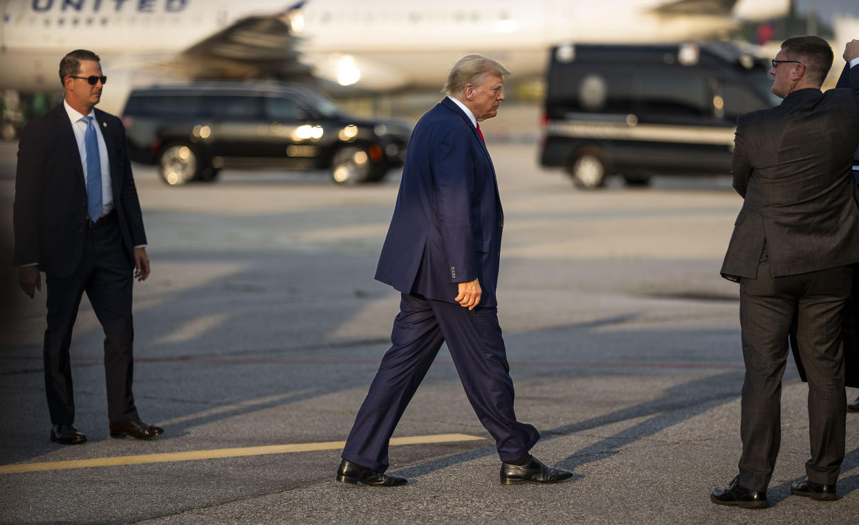 El expresidente Donald Trump sale de su avión tras llegar a Atlanta, Georgia, el jueves 24 de agosto de 2023. (Doug Mills/The New York Times)
