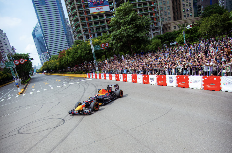 角田裕毅急速操駕，走進台灣首屆 Red Bull Showrun Formula 1 展演活動