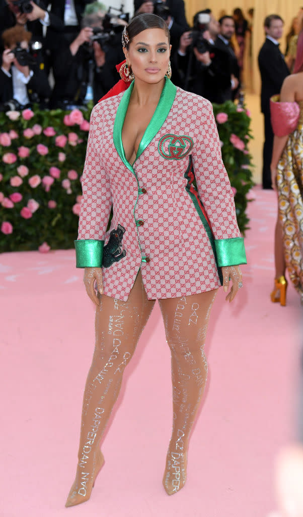 <p>La mannequin grande taille Ashley Graham est apparue avec une mini-robe blazer Gucci, qui lui allait à merveille. Mais si elle a fait sensation, c’est grâce à ses collants incrustés de cristal. (crédit Getty) </p>