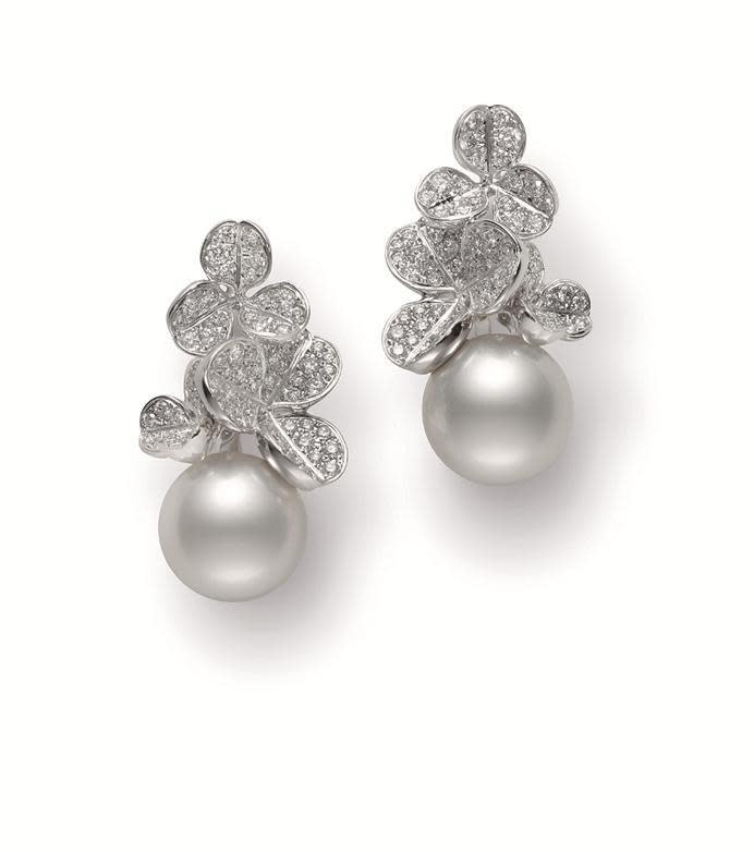 Fortune Leaves系列南洋珍珠鑽石夾式耳環18K白金鑲嵌鑽石，搭配南洋珍珠尺寸約11.50-11.99mm。NT$682,000。（MIKIMOTO提供）