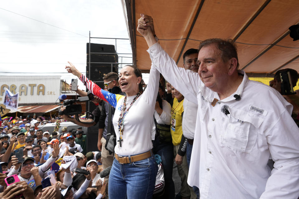 ARCHIVO - El candidato presidencial de la oposición venezolana Edmundo González y la líder opositora María Corina Machado saluda a sus seguidores en un acto político en Barinas, Venezuela, el 6 de julio de 2024. (AP Foto/Ariana Cubillos, Archivo)