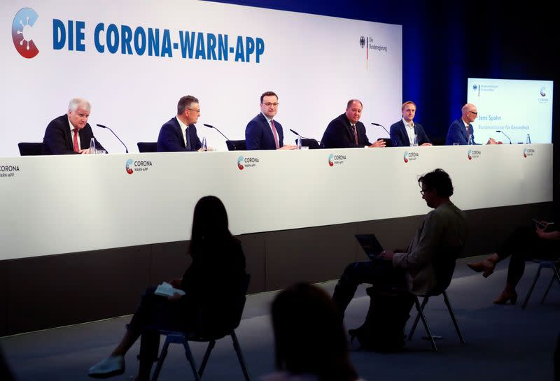 El ministro de Salud alemán Jens Spahn habla durante la presentación de la nueva aplicación que alerta sobre el riesgo de contagio por coronavirus, en Berlín, Alemania, el 16 de junio de 2020