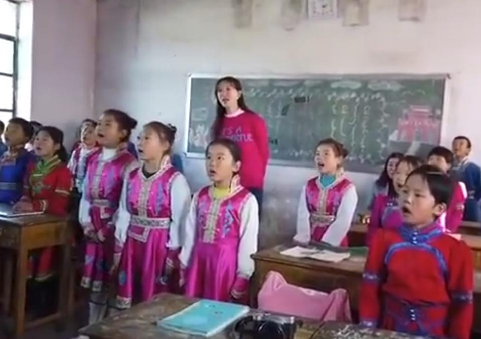 有網友發現林志玲小朋友一起唱《我和我的祖國》。（圖／翻攝自那些歌兒微博）