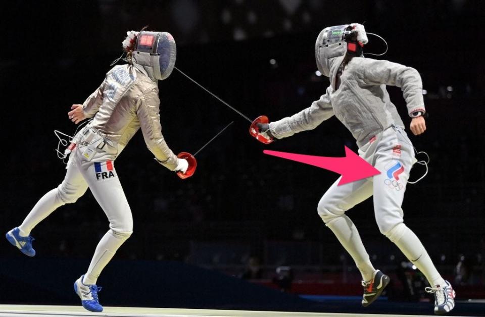 An arrow pointing to Russia's fencing uniform without the Russian flag