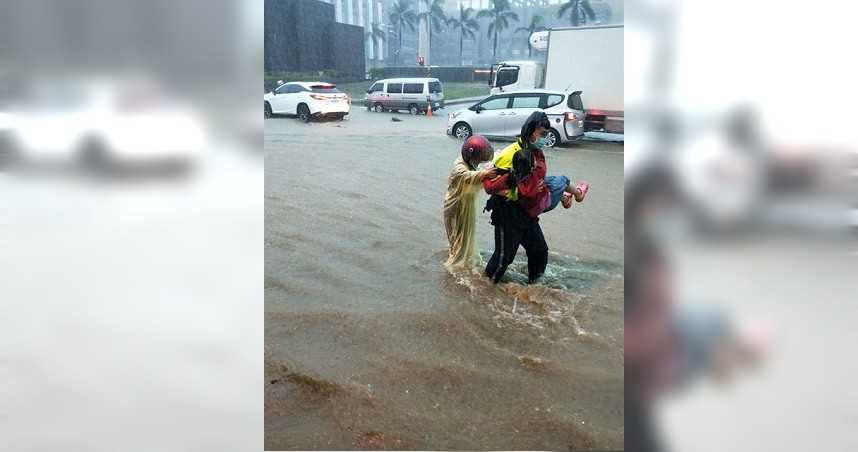樹科大前嚴重淹水，員警見小女童跌落水中立刻上前救援。（圖／翻攝臉書《燕巢人大小事》）