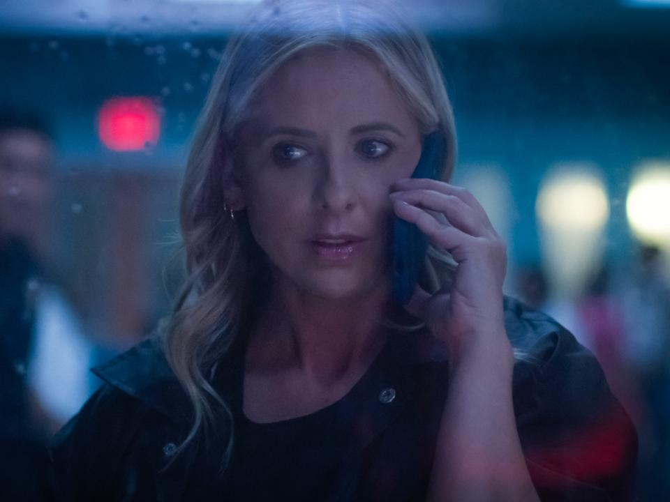 Sarah Michelle Gellar as Kristin Ramsy talking on a smartphone in "Wolf Pack."