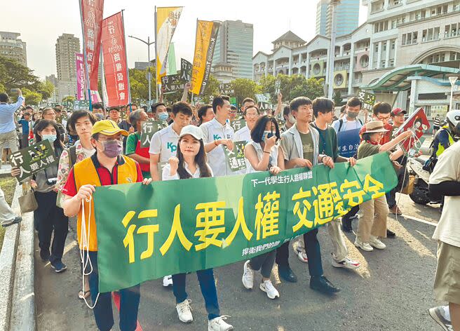 下一代學生行人路權聯盟22日舉辦「高雄行人路權大遊行」活動，上千人共同上街頭響應。（洪浩軒攝）