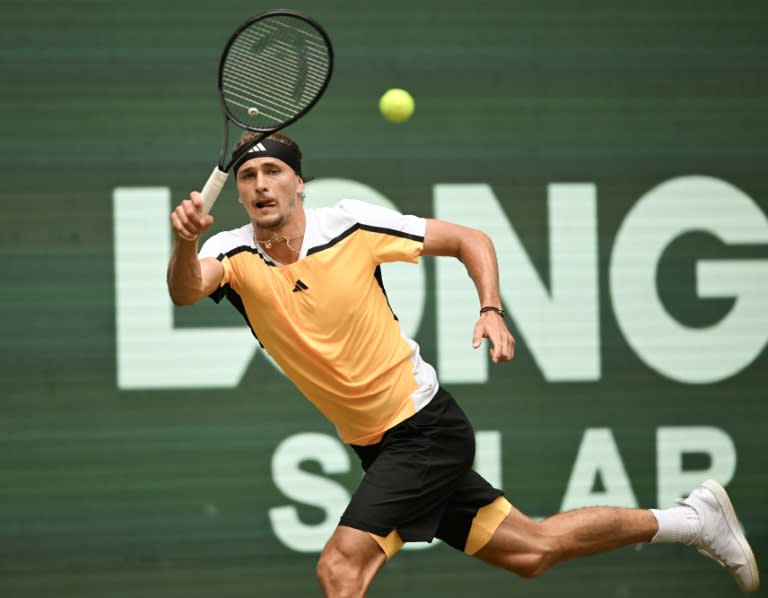 El tenista alemán Alexander Zverev le devuelve una bola al francés Arthur Fils en cuartos de final del torneo de Halle, en Alemania, el 21 de junio de 2024 (Carmen Jaspersen)