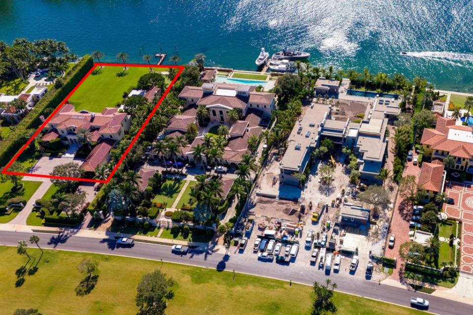 House on the far left has now be purchased by Jeff Bezos at 28 Indians Creek Island. Alamy Stock Photo