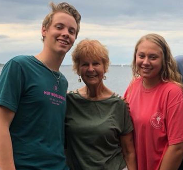 Photo of Lynn with her grandchildren on the day she cut her leg at a beach in Florida.