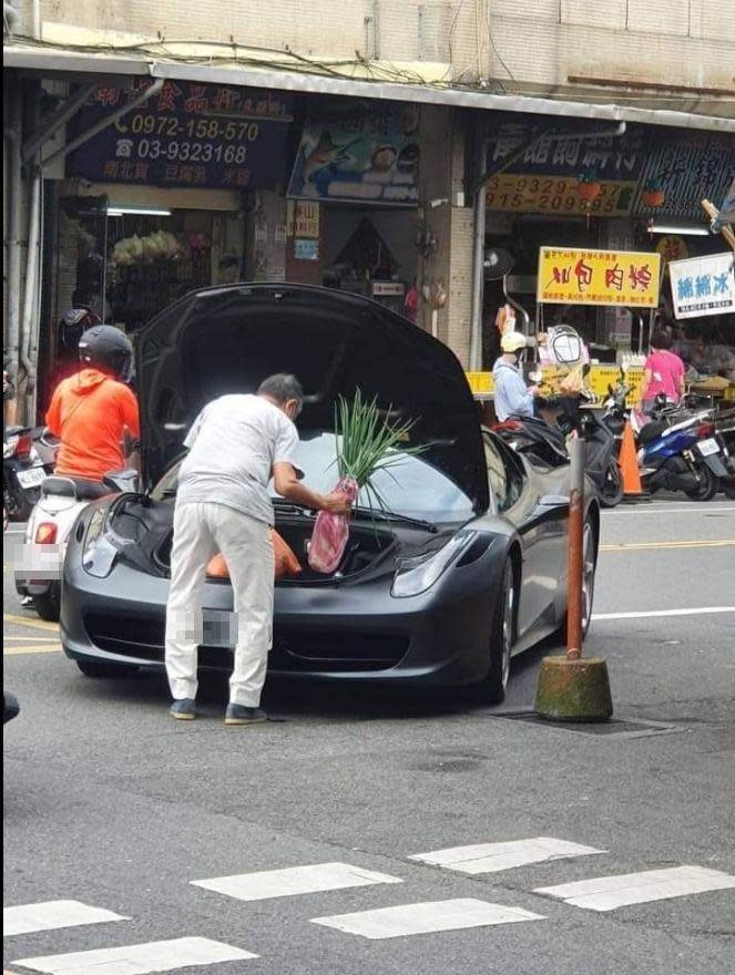 有網友日前在臉書社團po出一張法拉利超跑當「買菜車」照片，有人還認出車主是宜蘭礁溪人。（翻攝自爆廢公社）