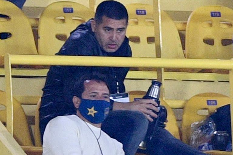 Juan Román Riquelme, hoy en su rol de dirigente, con Marcelo Delgado