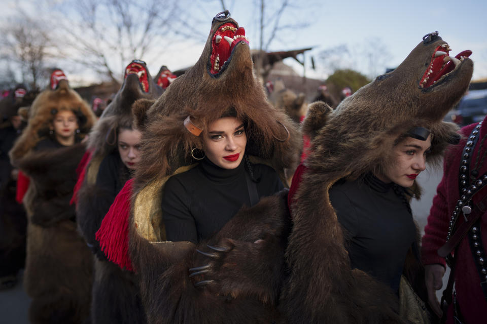 Miembros de un grupo tradicional participan en un desfile antes de actuar en un festival en Moinesti, en el norte de Rumanía, el 27 de diciembre de 2023. Hace siglos, quienes vivían en lo que ahora es el noreste de Rumanía se cubrían con pieles de oso y bailaban para ahuyentar a los malos espíritus. Esa costumbre es conocida hoy en día como el Festival del Baile del Oso, que cada diciembre atrae a multitud de turistas. (AP Foto/Vadim Ghirda)