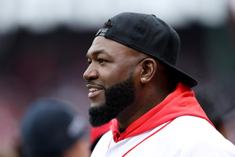 BOSTON, MASSACHUSETTS - 9 DE ABRIL: David Ortiz mira antes del partido inaugural en casa de los Medias Rojas contra los Azulejos de Toronto en el Fenway Park el 9 de abril de 2019 en Boston, Massachusetts.  (Foto de Maddie Meyer/Getty Images)