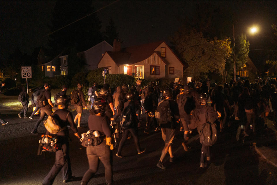 Manifestantes marchan por una zona residencial en Portland, Oregon, el 3 de septiembre de 2020. (Mason Trinca/The New York Times)