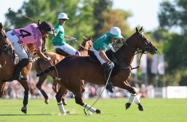 Back to back: Bartolomé Castagnola (h.) supera a Francisco Elizalde en un mano a mano de números 4; el de La Natividad fue de los mejores de la final del Abierto de Tortugas contra La Hache.