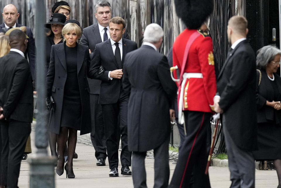 <p>Emmanuel et Brigitte Macron, à Londres depuis quelques jours, arrivent eux aussi à l'Abbaye de Westminster. Ce week-end, les photos du couple présidentiel ont fait beaucoup parler du côté des tabloïds britanniques, Emmanuel Macron apparaissant dans les rues de Londres dans une tenue décontractée. "Lundi, je serai à Londres pour assister aux obsèques. (...) Le lien entre la France et le Royaume-Uni est indéfectible. Nous continuerons à le tisser, en suivant le chemin tracé par Sa Majesté la reine Elizabeth II" avait écrit Emmanuel Macron sur Twitter. (Photo by Christopher Furlong/Getty Images)</p> 