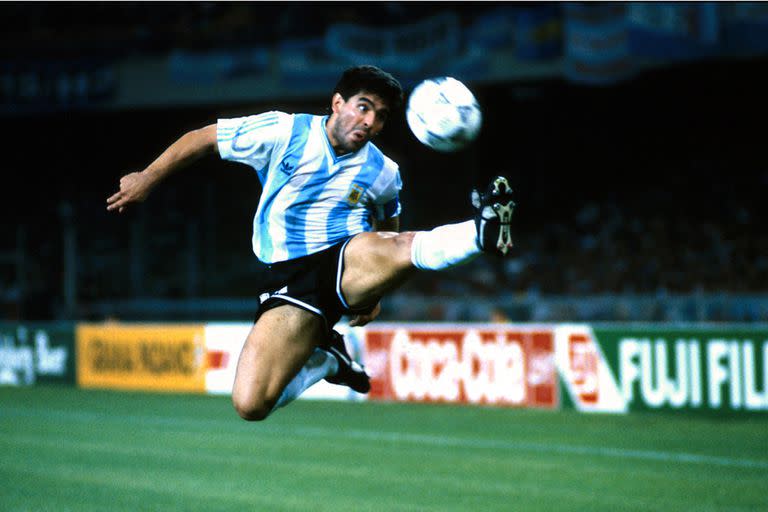 La plasticidad de Diego Armando Maradona, en su máxima expresión, captada por el ojo infalible de Alfieri; fue en el encuentro ante Rusia, en Italia 90